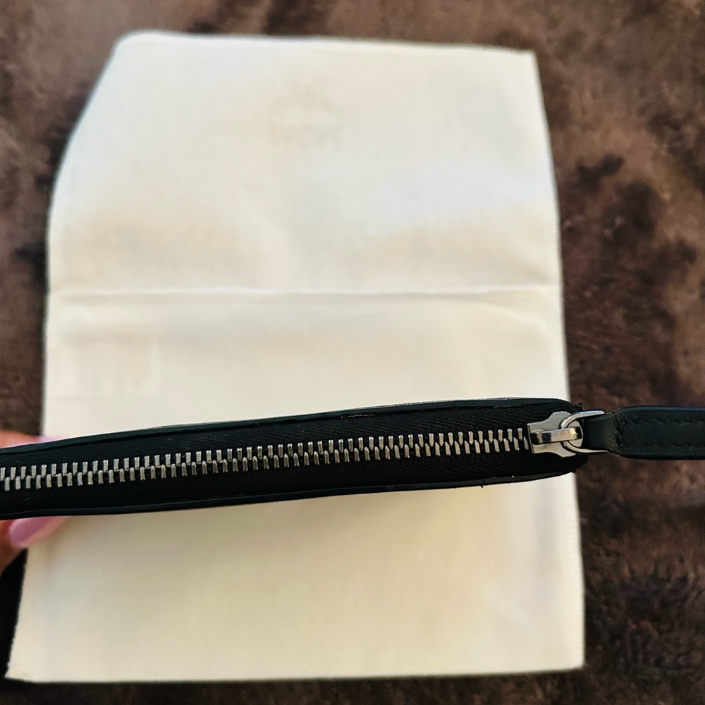Authentic MCM LEATHER CARD CASE - Picture 3 of 6